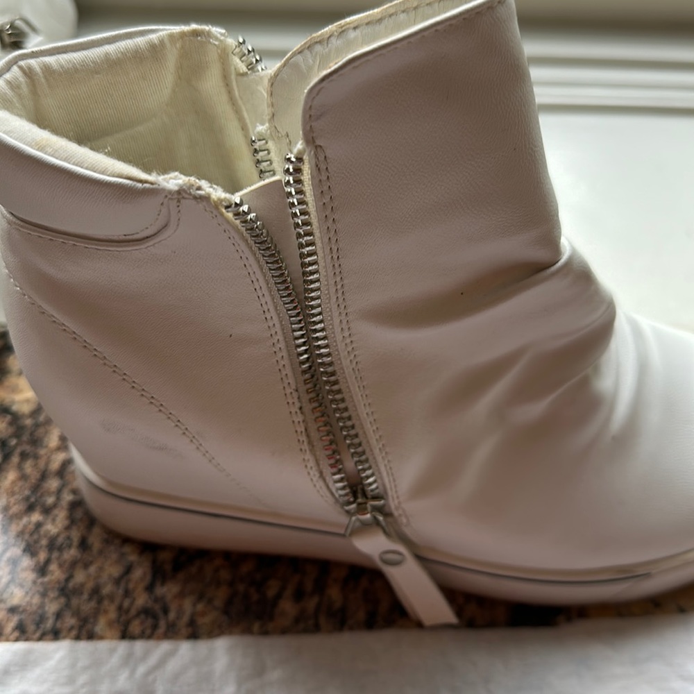 pair of off white Italy boots. Size 38